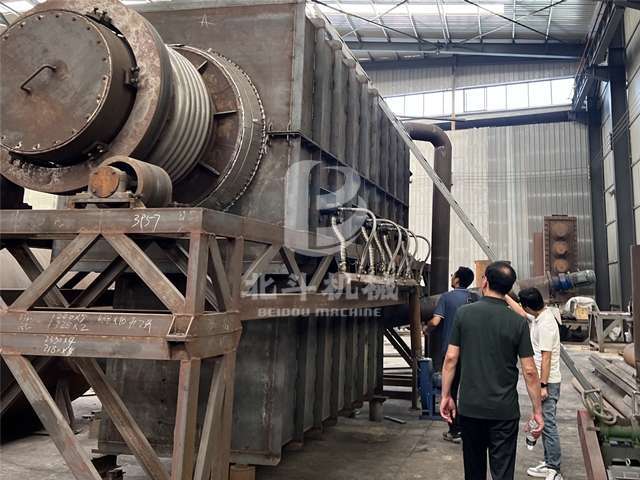 客戶現(xiàn)場考察稻殼炭化設備