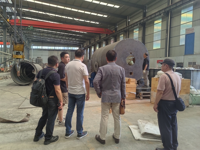 韓國客戶深度探索我廠新型連續(xù)式炭化設(shè)備