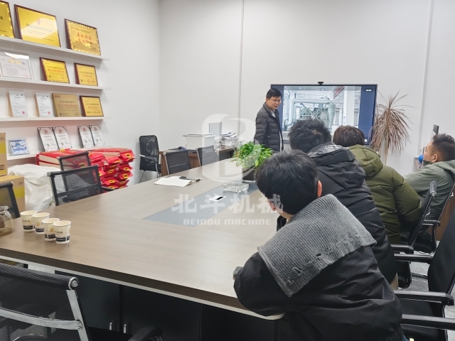 以技會友,聚力前行:客戶蒞臨我廠考察炭化設(shè)備